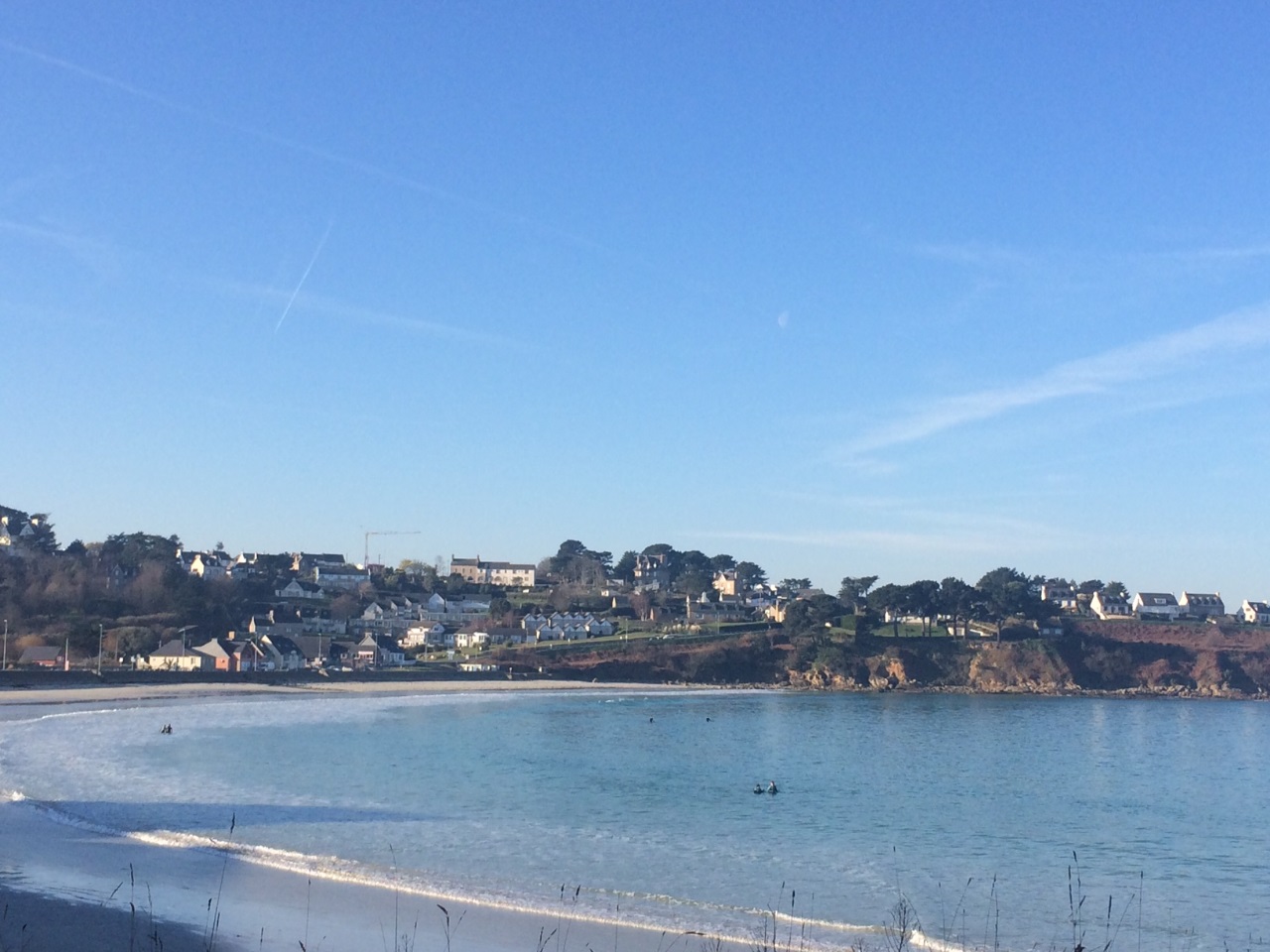 Plage hivernale calme à Trestel, Côte de Granit Rose, Bretagne